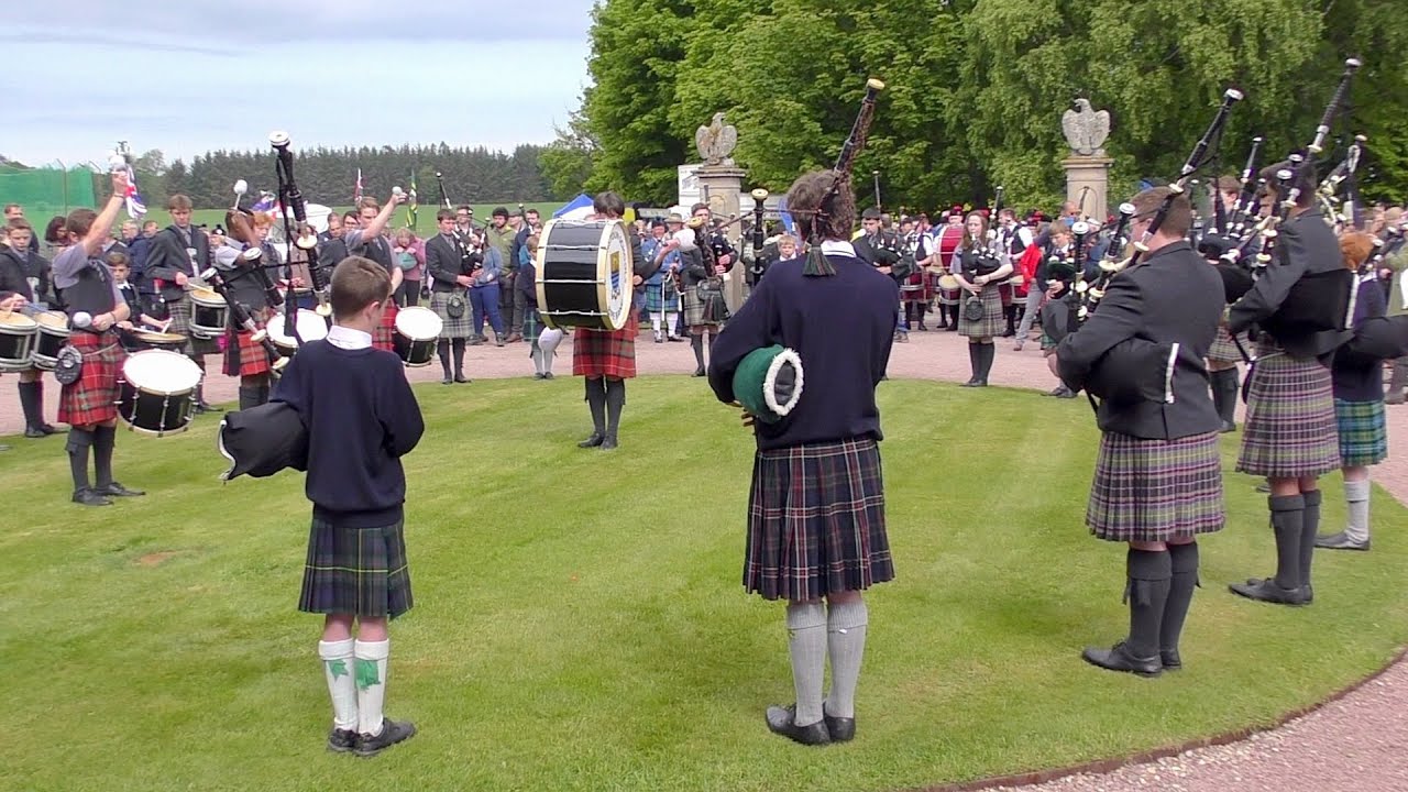 Gordonstoun Schools Pipe Band play 