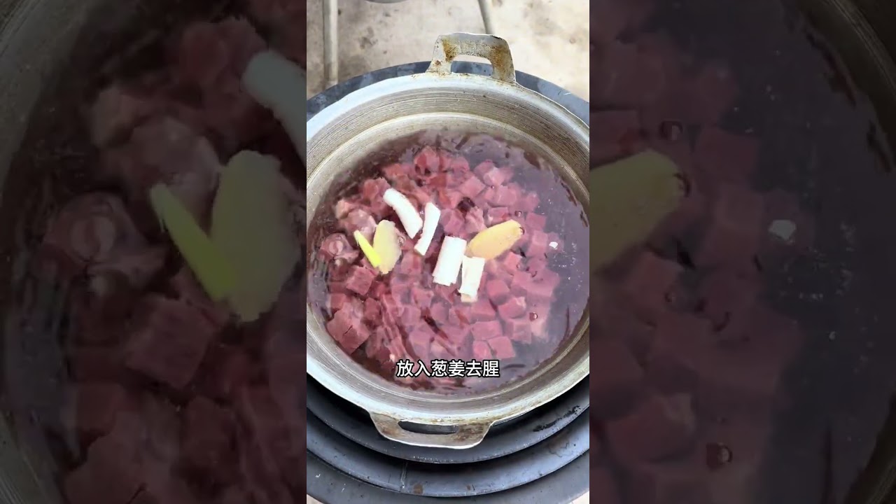 哇！自己做的红烧牛肉面也太好吃了吧！光是想想浓郁的汤底、软烂的牛肉和吸满汤汁的面条，口水都要流下来了，那简直是碳水快乐天花板#红烧牛肉面 #记录我的农村生活 #抖音新农人