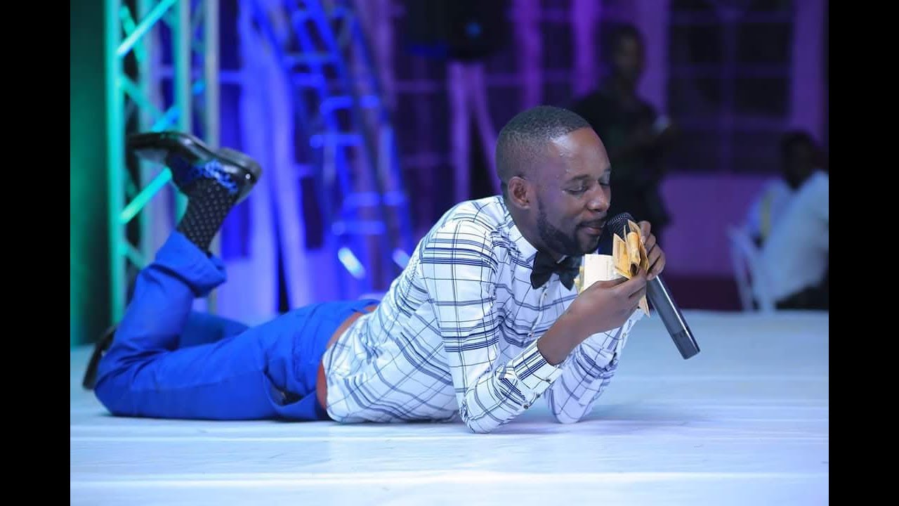 MC Mariach ajeleze abakazi abesunze abakalakata ku Easter.