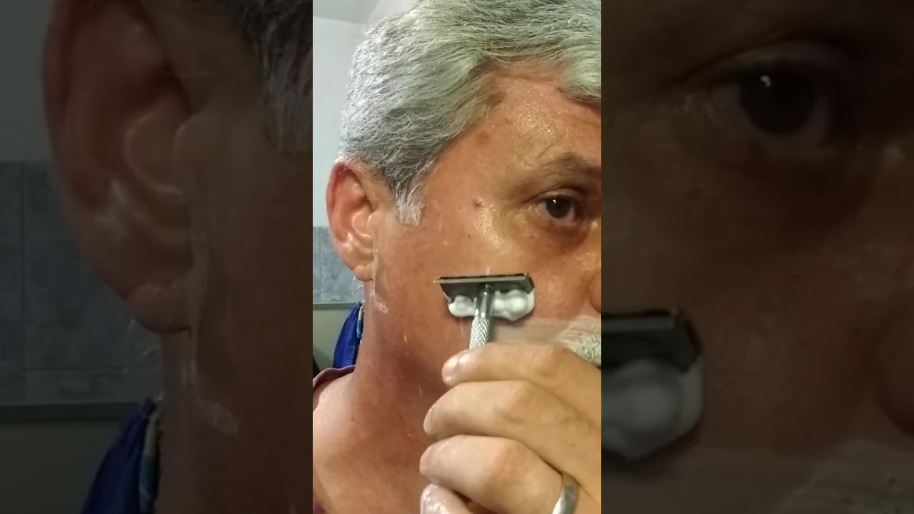 Fazendo a barba com aparelho e l&acirc;mina tradicional.# #barbershop #barbeariabrasil #barbearia