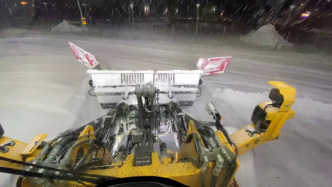 Wheel loader Volvo L60H plowing snow Sweden