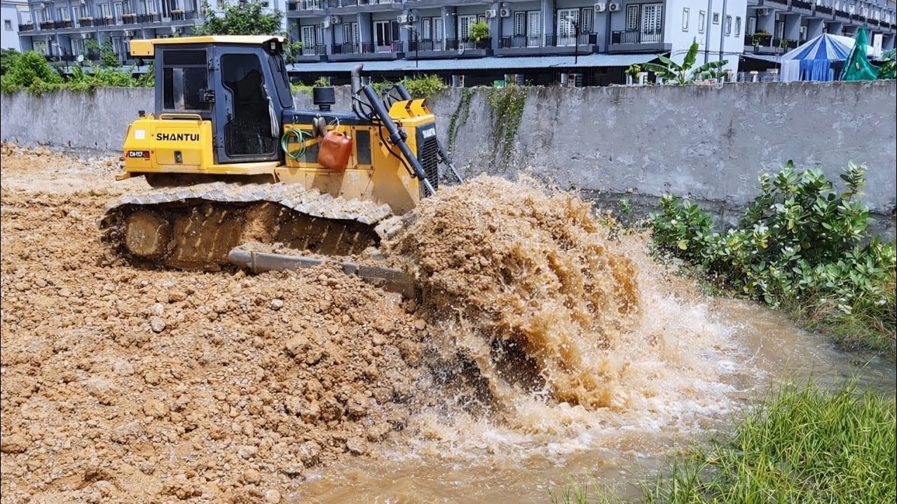 Mighty Landfill Operation: 25-Ton Dump Truck and Bulldozer Teamwork!
