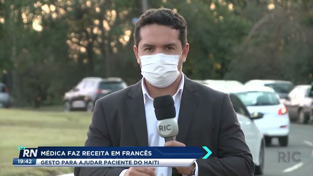 M&eacute;dica faz receita em franc&ecirc;s: gesto para ajudar paciente do Haiti