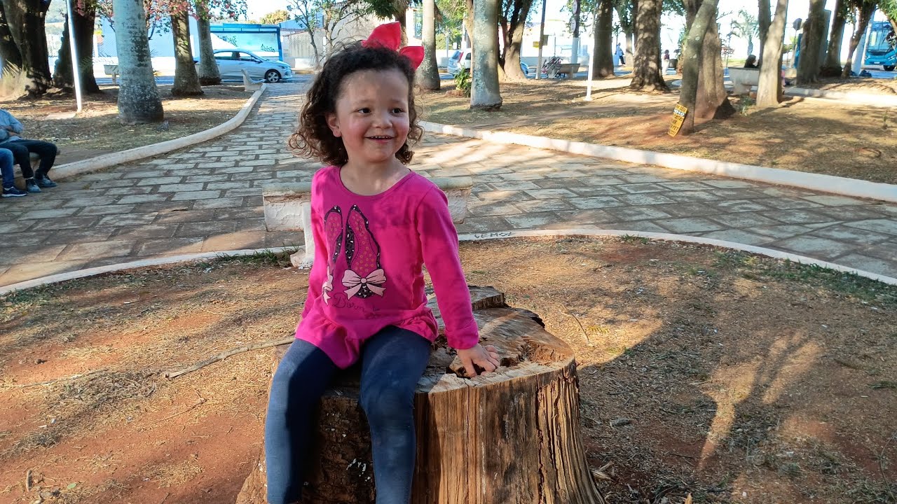 Geovanna foi passear na praça, mas tinha muito LIXO!