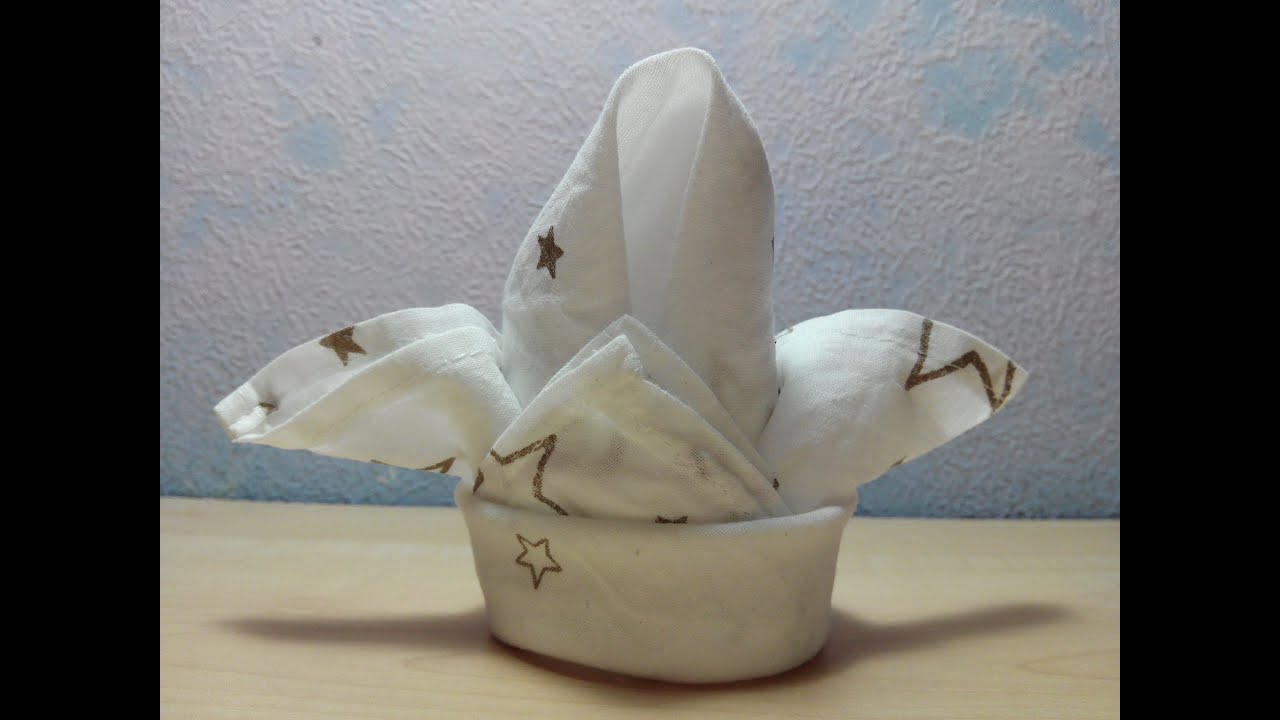 Como doblar una servilleta casco Vikingo Origami3