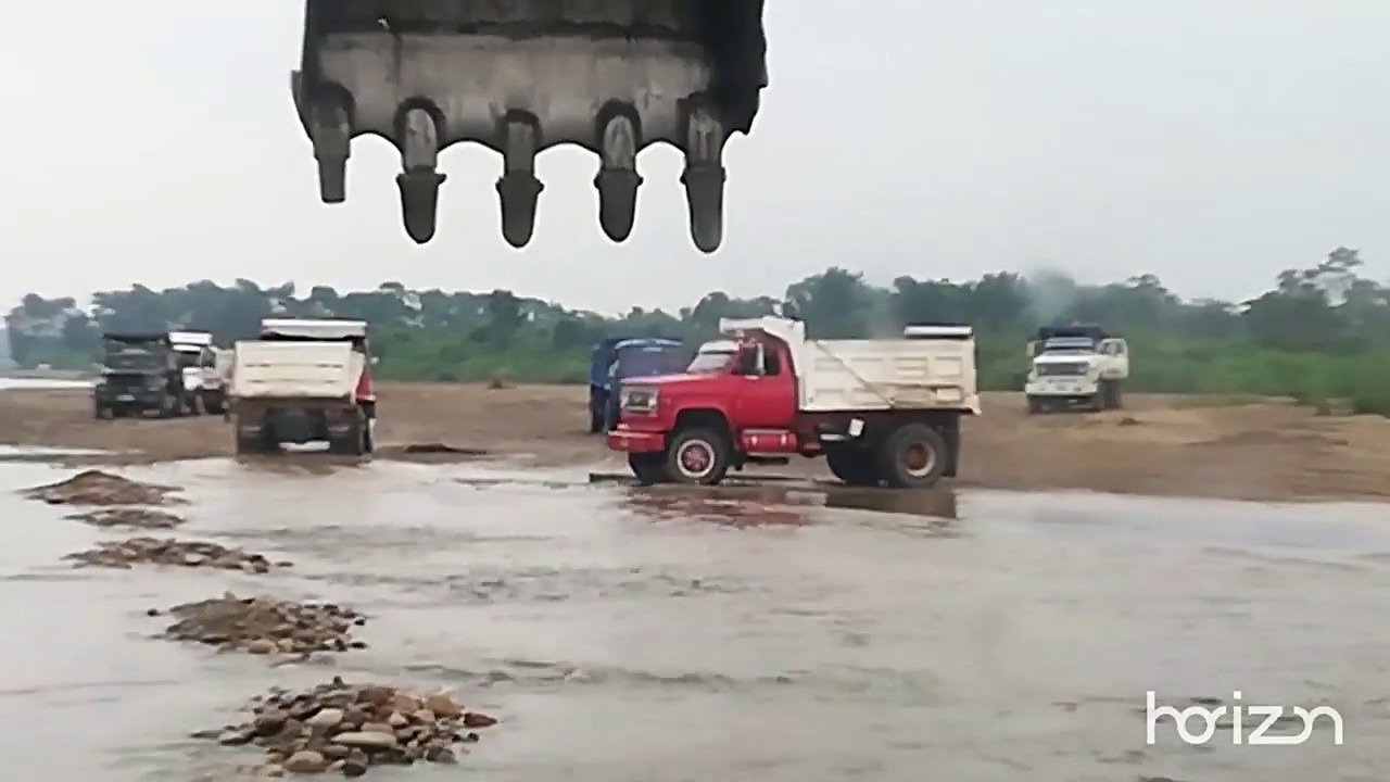 excavadora trabajando en rio