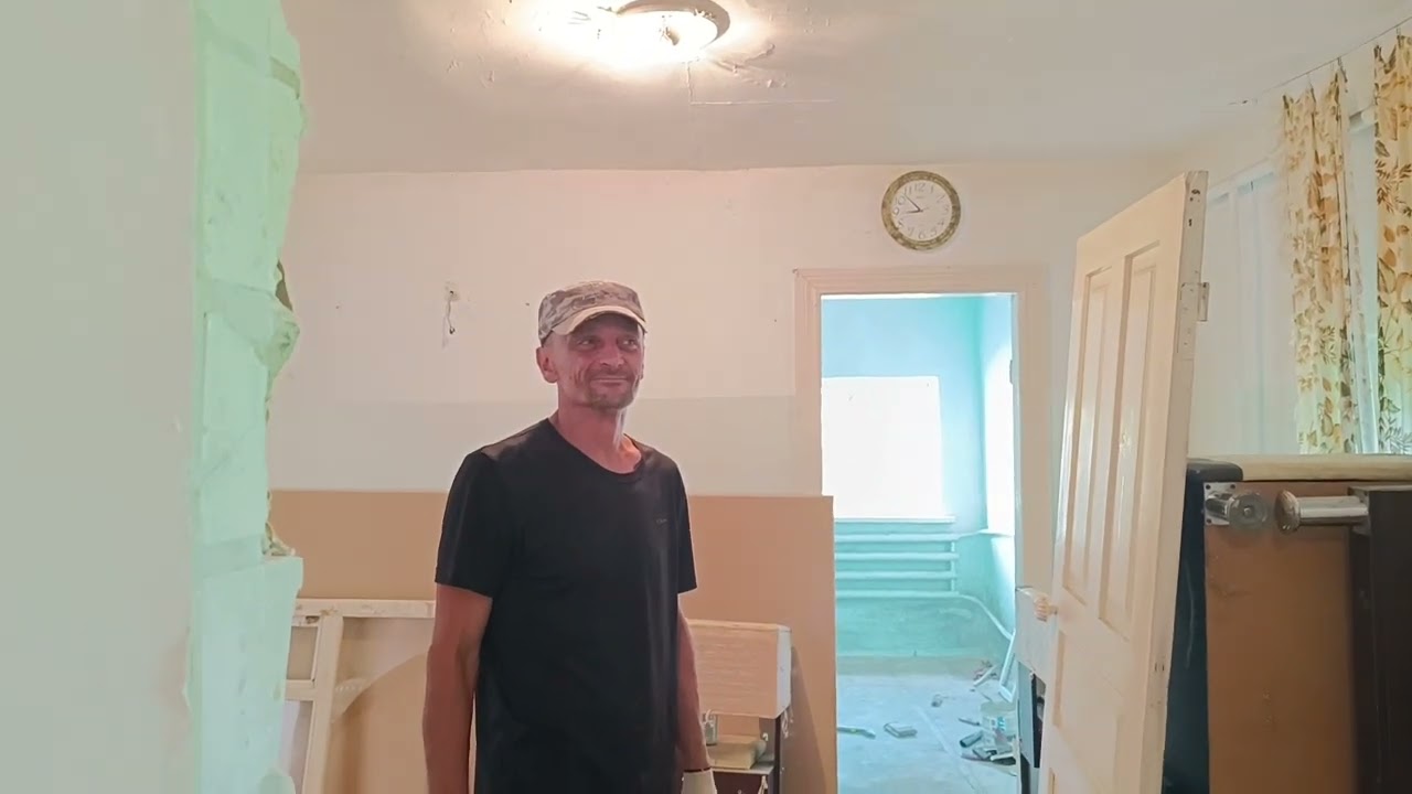 Большой ремонт.Сделаем жилой дом из развалюшки. Заливаем полы, пробиваем в стенах дверные проёмы.