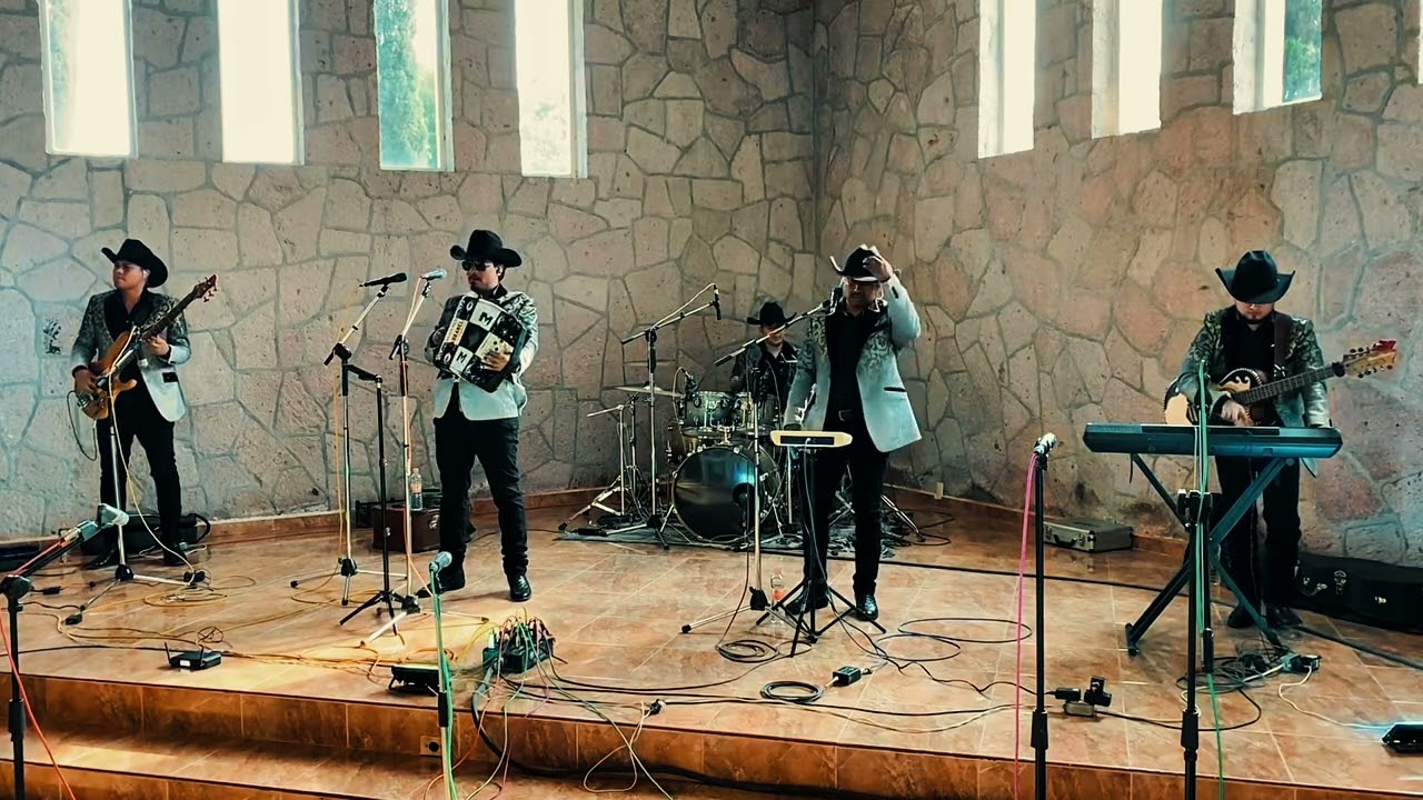 El medio mundano - corrido cristiano- Grupo Lealtad en vivo