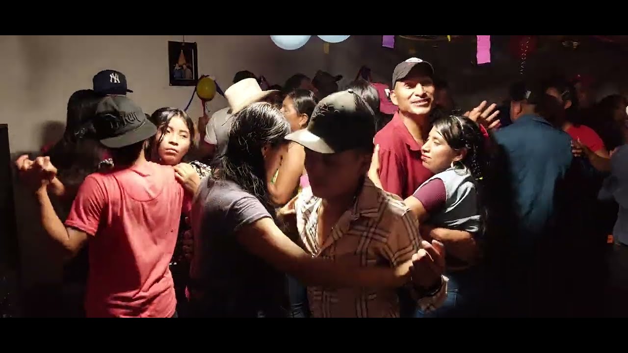 y que siga sonando la marimbita compa mira que  bailazo 💃🕺💃🕺🎶🎶🎶  tl 31349223