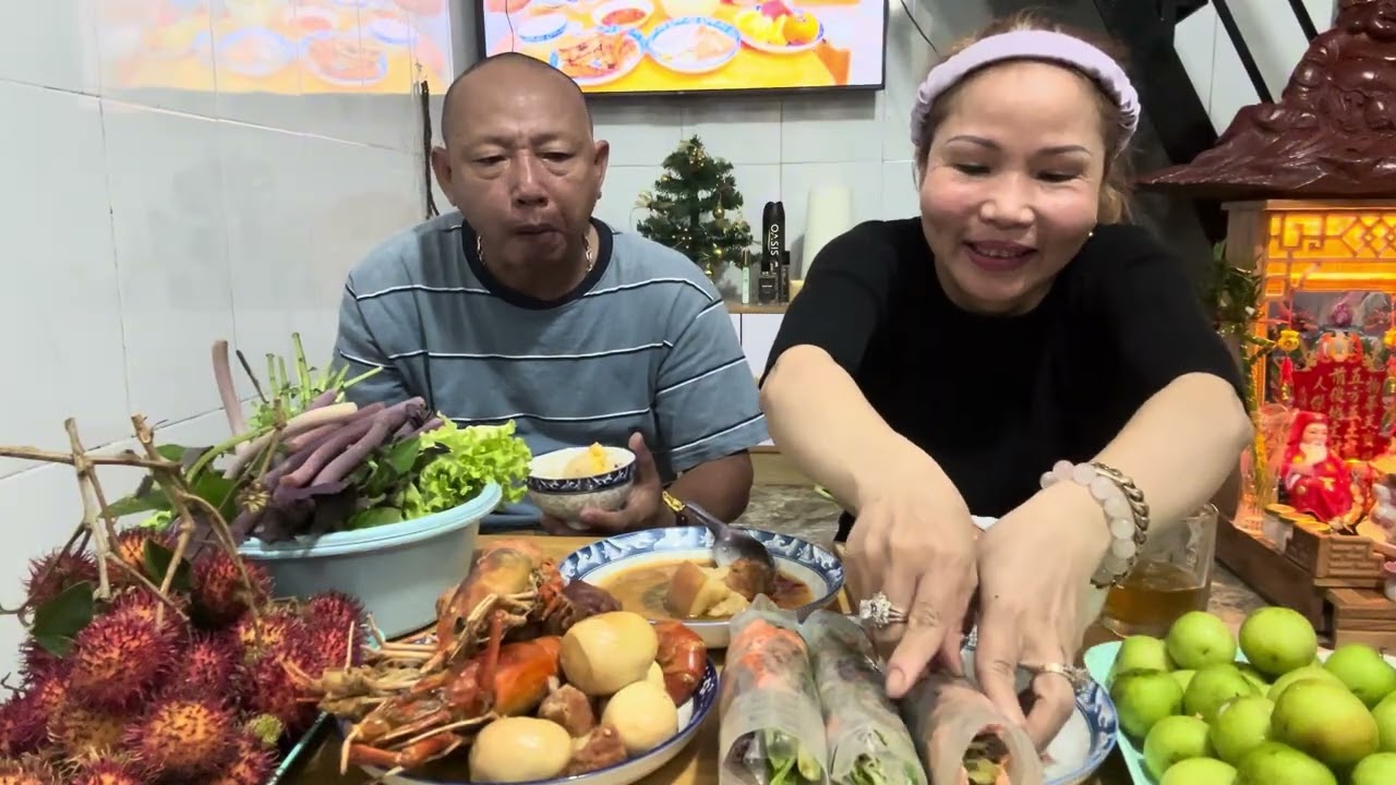 Mời cả nhà ăn cơm thịch heo tôm trứng vịt kho tào gỏi cuốn cá hồi 