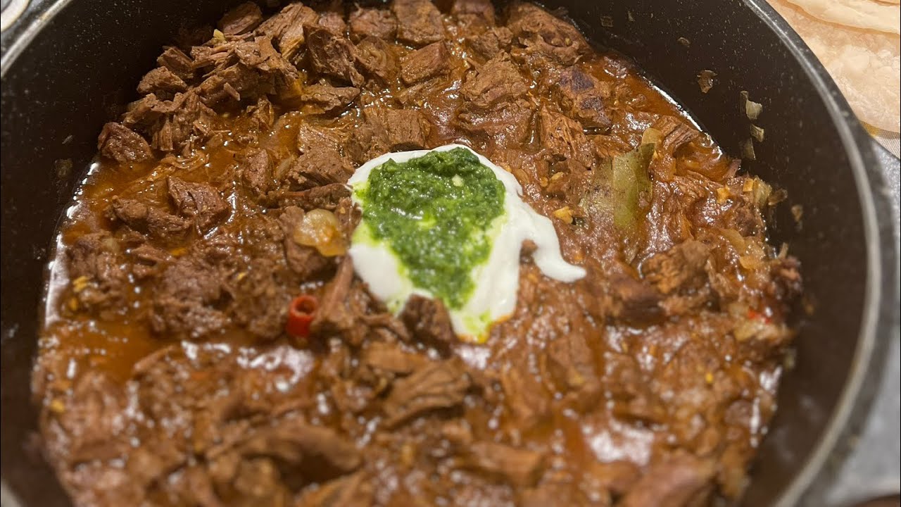 فحسة طبق يمني خطييير بجد مع العيش الطري وعيشي 😉لحمة زبدة 😋👌