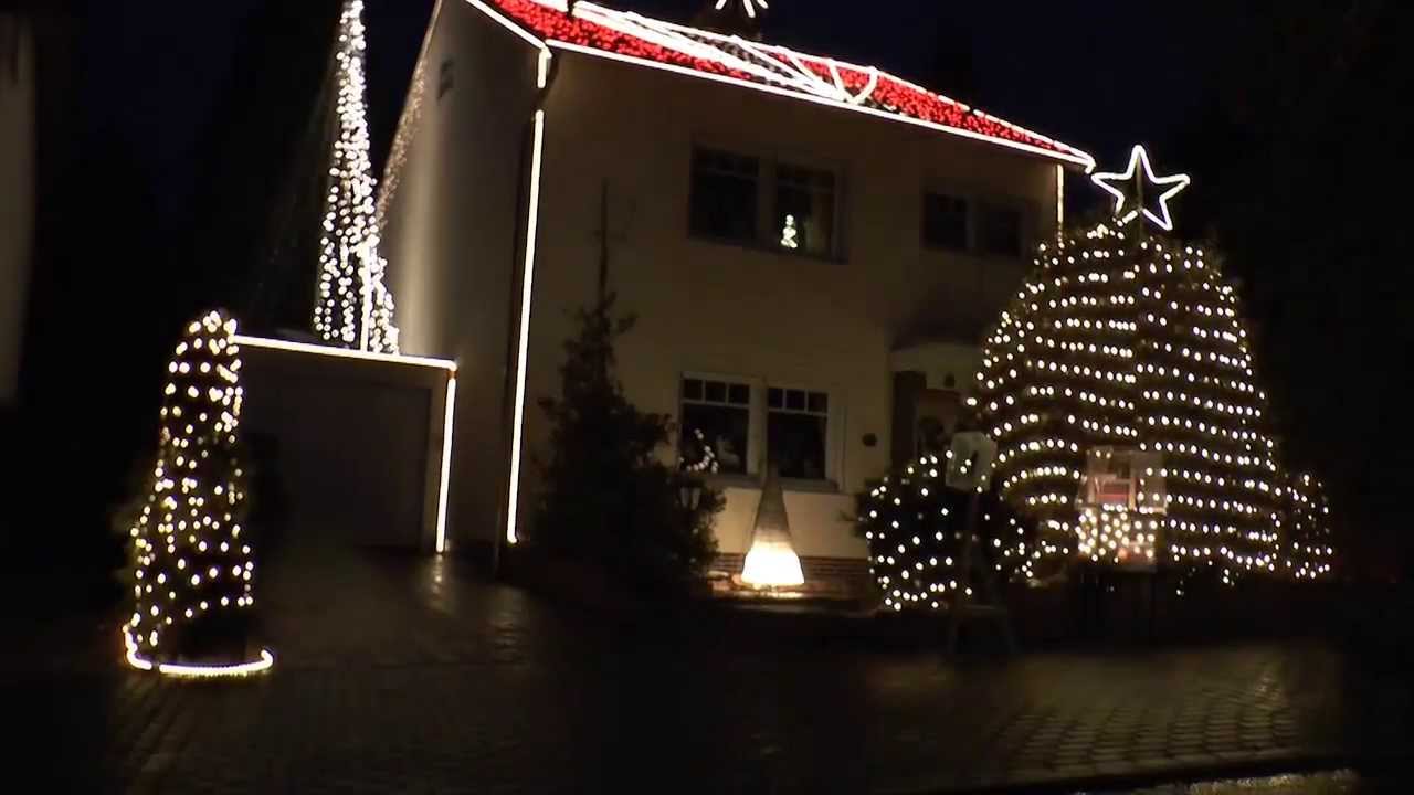 Weihnachtshaus: 30 000 Lichter für guten Zweck