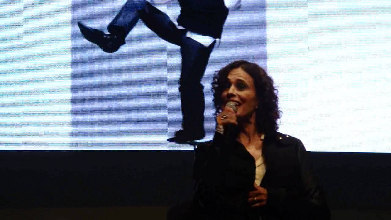 Zelia Duncan cantando 