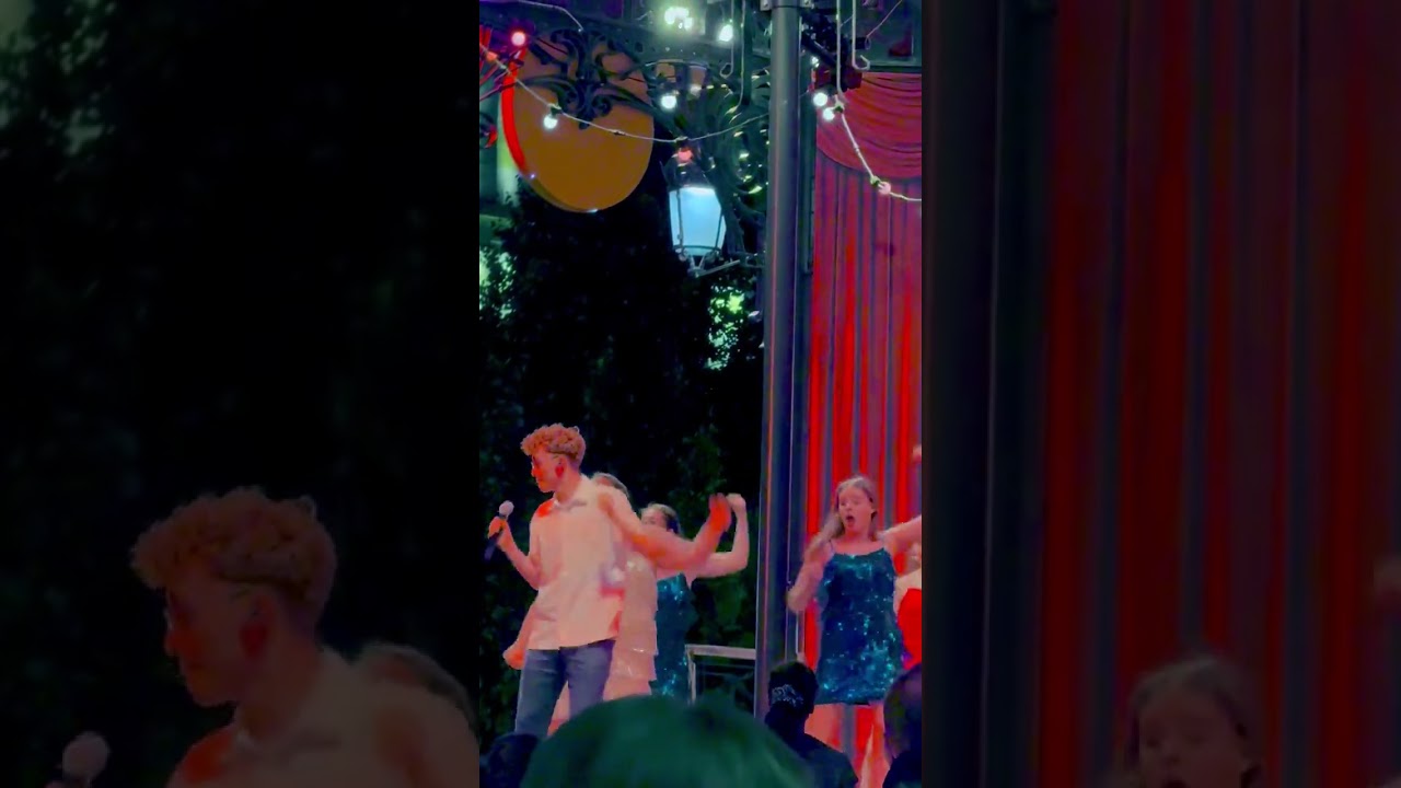The Great Celebration Show! in Plopsaland de Panne, Remi de Smet zingt Ruimbaan uit Mega Mindy.