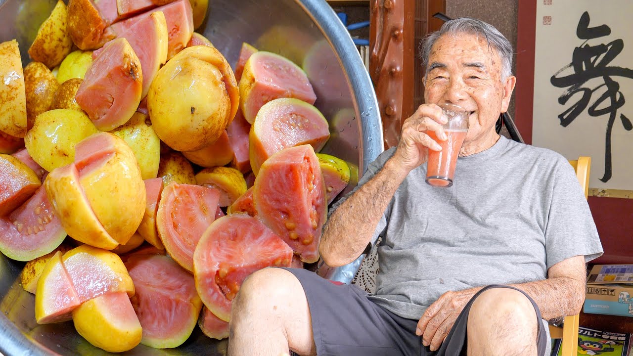 ８８才沖縄おじぃが作る健康お昼ごはん｜自家製グァバジュース｜沖縄郷土料理ゆし豆腐｜三線