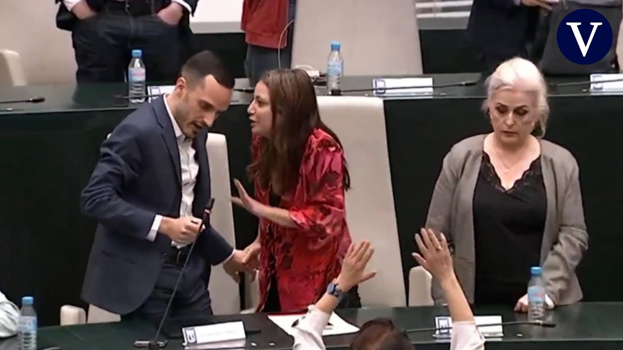 Andrea Levy dice a un concejal que haga su intervención desde una “sauna”