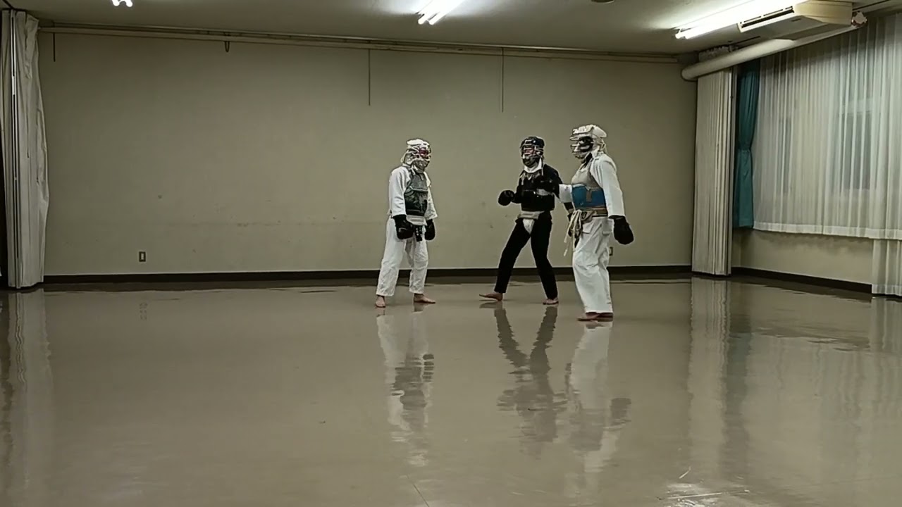 パンチをかわす練習です！中村君とＨ君。拳法教室佐藤塾　2026.2.4