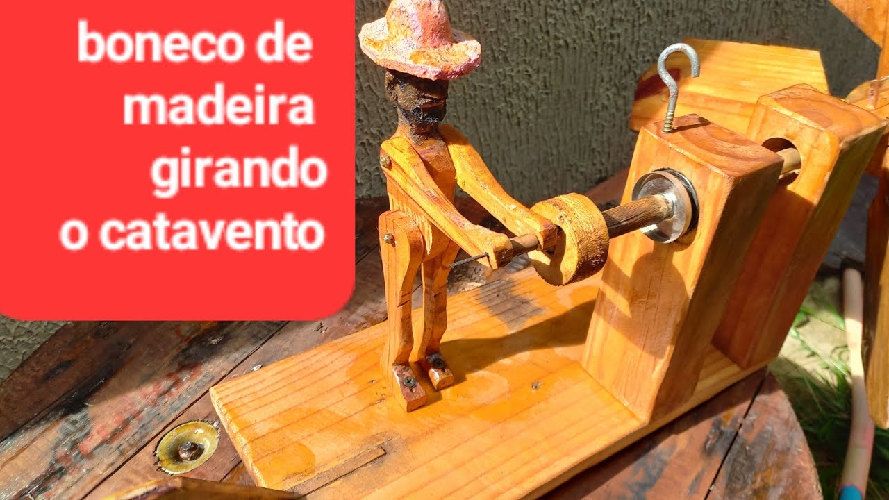 Invenção do boneco de madeira girando um catavento, marceneiro mostra como fazer.