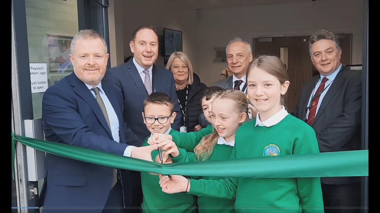 Gweinidog yn agor cartref newydd gwerth £11.5m ar gyfer ysgol
