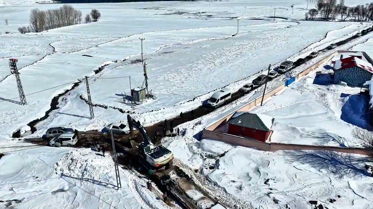 Bu hafta kardelenler açmış karların çoğu erimişti . Köye kara haber, kara kış aynı anda geldi. 