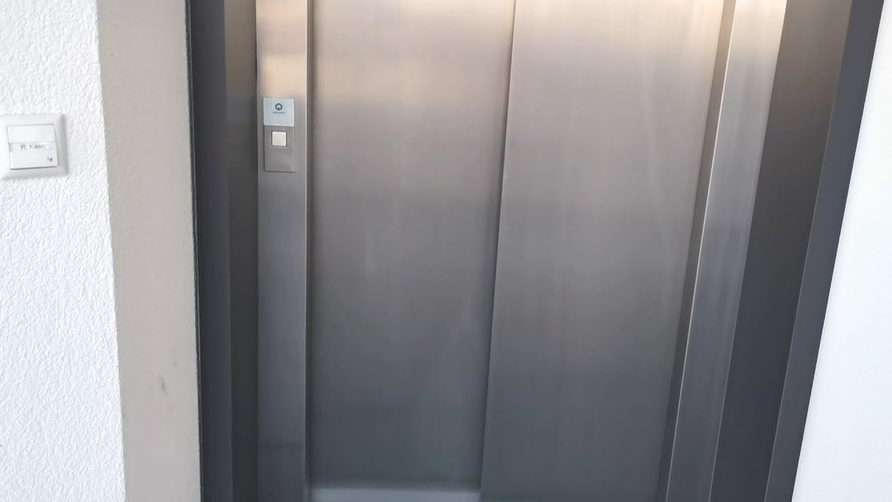 2020 Schindler Aufzug in einem Wohnhaus in Landau an der Isar