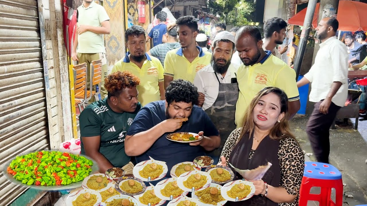 বোম্বাই মরিচের ২০ প্লেট খিচুড়ি খেয়ে ১০ হাজার টাকা জিতে ঢাকার রাস্তায় ইতিহাস গড়লেন পেটুক মুন্না