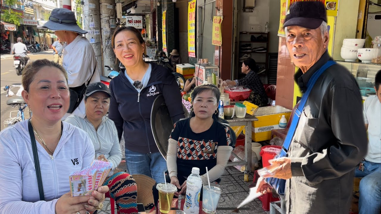 Việt Kiều Bán Vé Số Được Chủ Quán Cơm Từ Thiện Mua Ủng Hộ | Xóm Bóng  Nha Trang