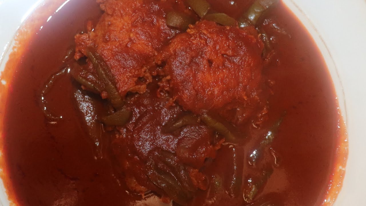 TORTITAS DE POLLO CON NOPALES EN SALSA DE GUAJILLO