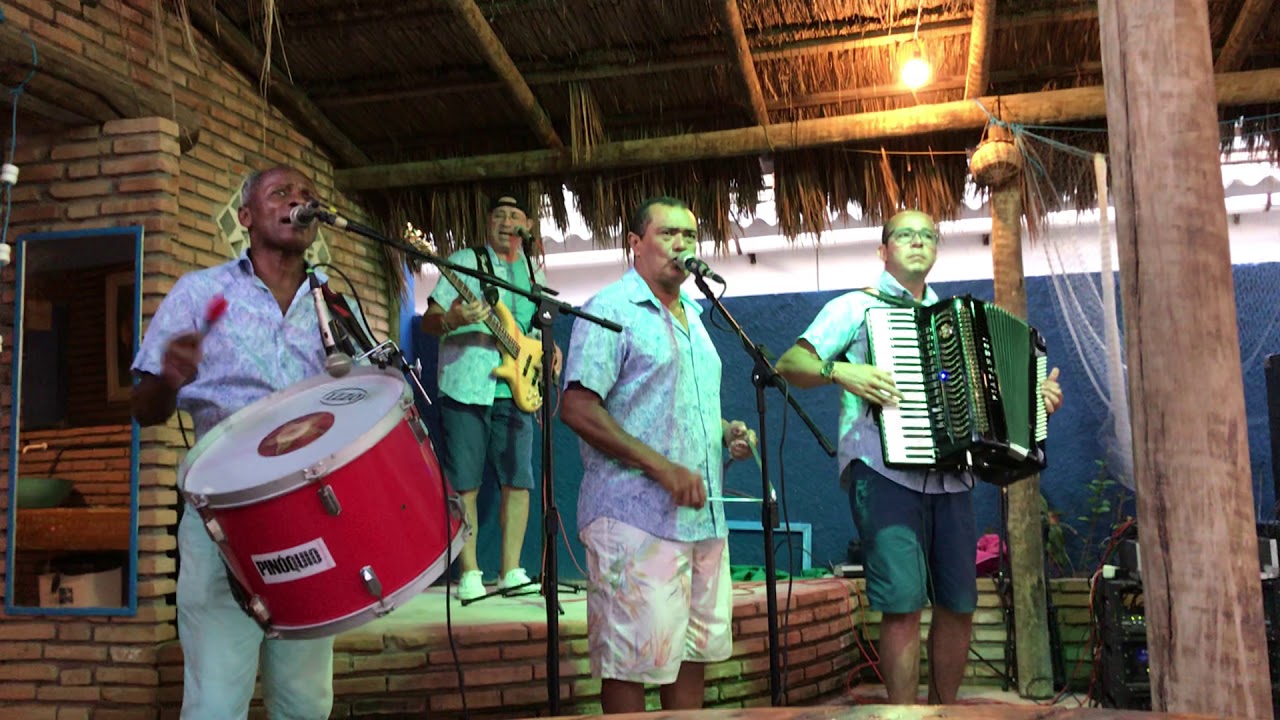 Restaurante Mamo tocando muito forró pé de serra.