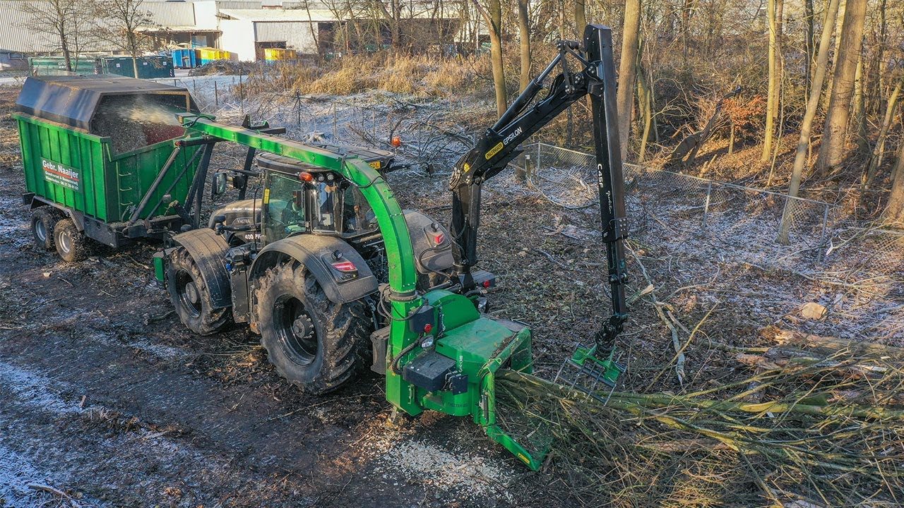 Ufkes Greentec CHEETAH 45 | Valtra S394 | Gebr. Naaijer Winschoten | wood chipper | Holzh&auml;cksler