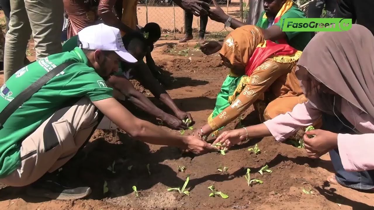 Caravane grande muraille verte : Les caravaniers visitent le jardin de l’école primaire Courant Nord