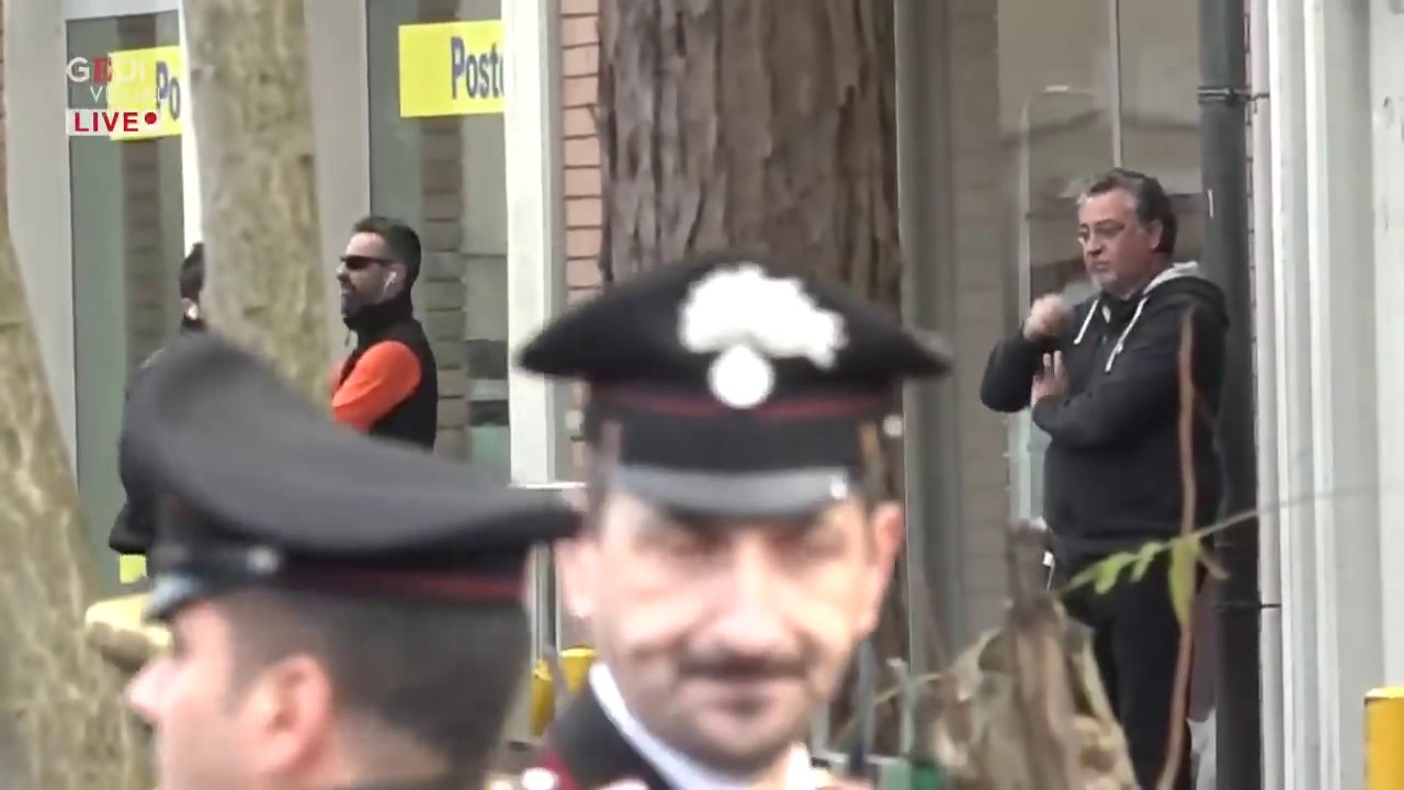 Reggio Emilia, condannato per 'ndrangheta armato e barricato con 4 ostaggi in un ufficio postale