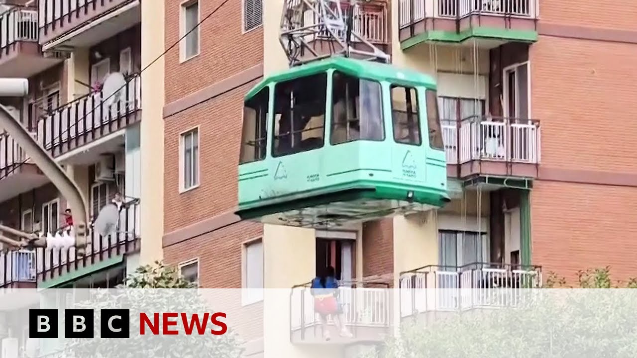 Four dead in cable car crash south of Naples | BBC News