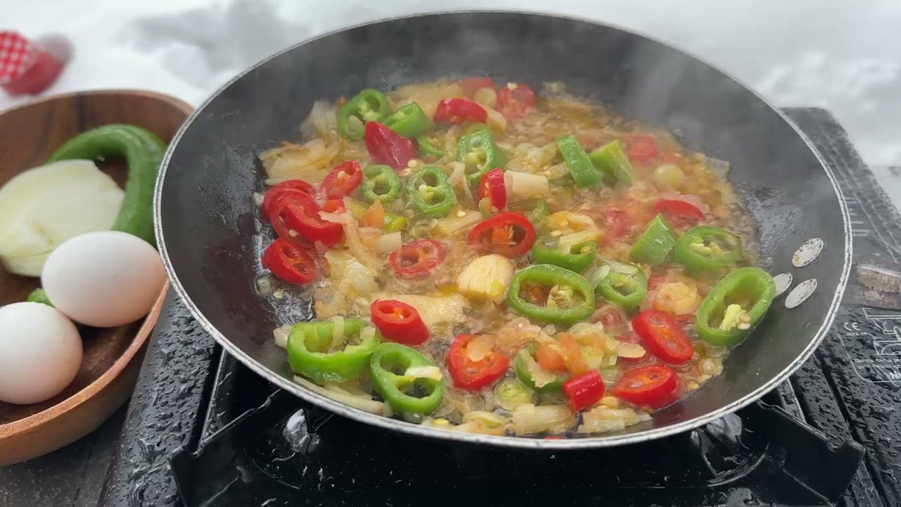 Kar, macerasında menemen yaptım. (Ama bu başka: kaşarlı, sucuklu) 😋🏕️🔥🪵