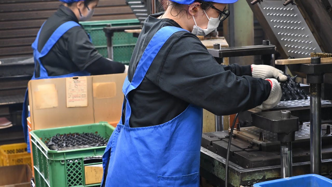 Процесс массового производства резиновых деталей. Японская фабрика, производящая 100 000 каучуков.