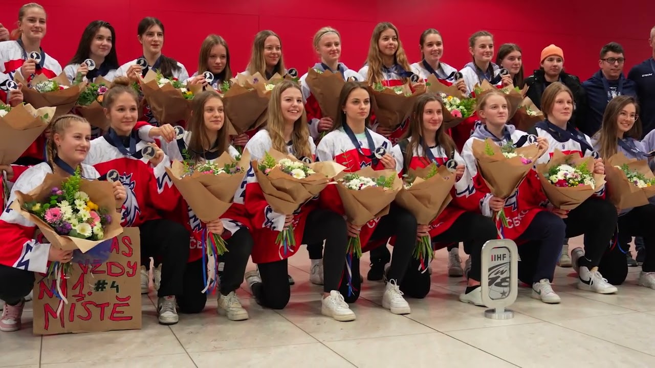 Ženy U18 | Stříbrné medailistky po příletu z MS