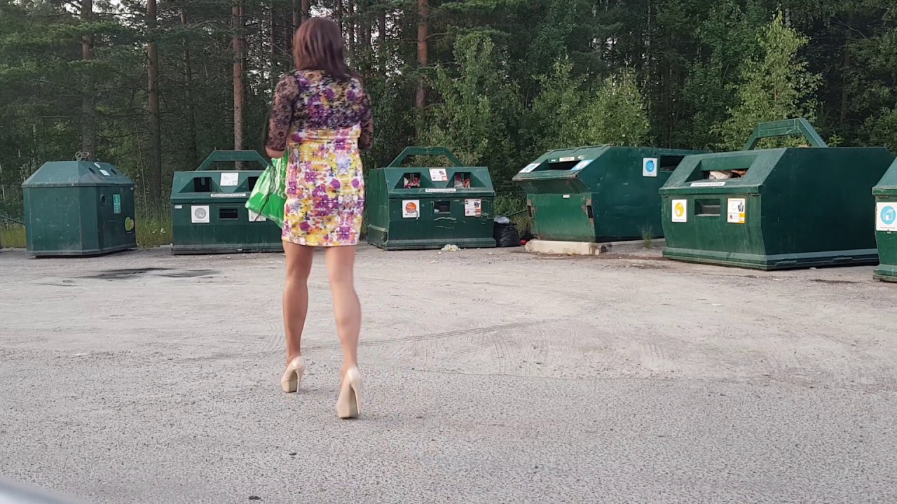 Hanna CD outdoors in heels. Hanna Transa är på återvinningen i höga klackar!