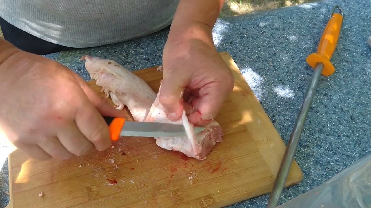 MORAKNIV COMPANION vs. Pigs feet,,,Diszn&oacute;l&aacute;b darabol&aacute;sa......
