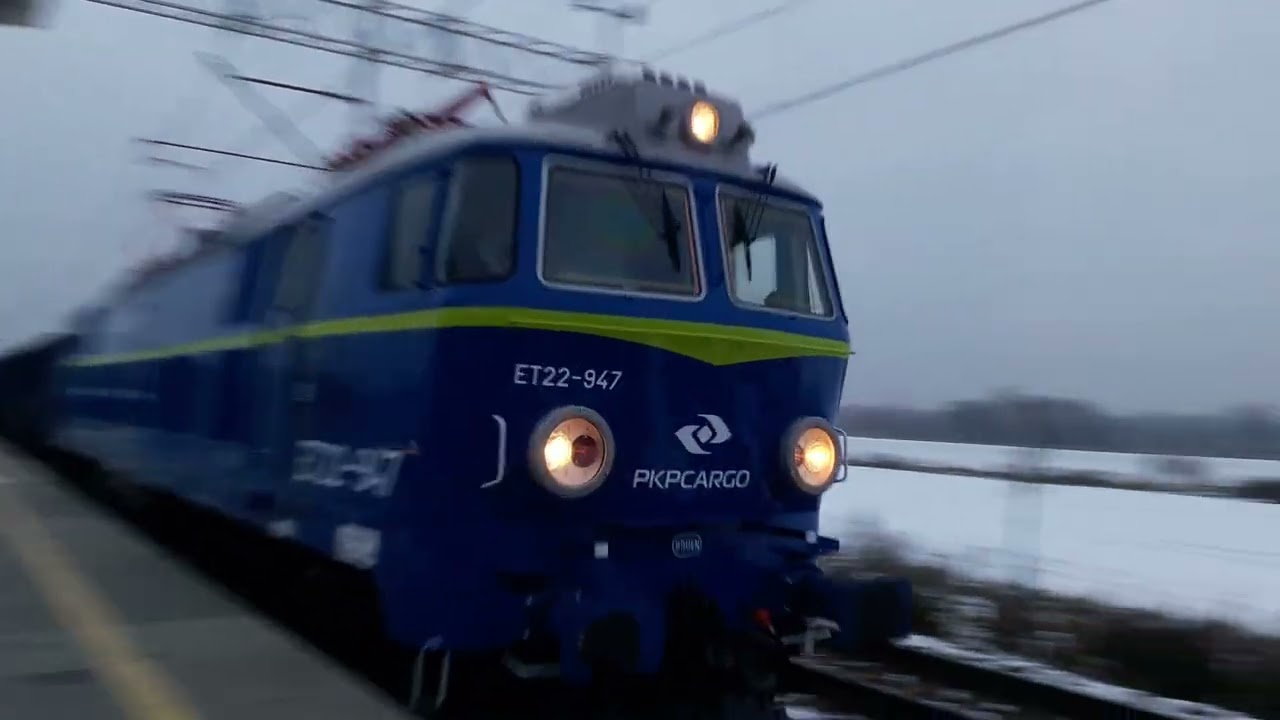 Przejazd ET 22-947 przez Iwiny.