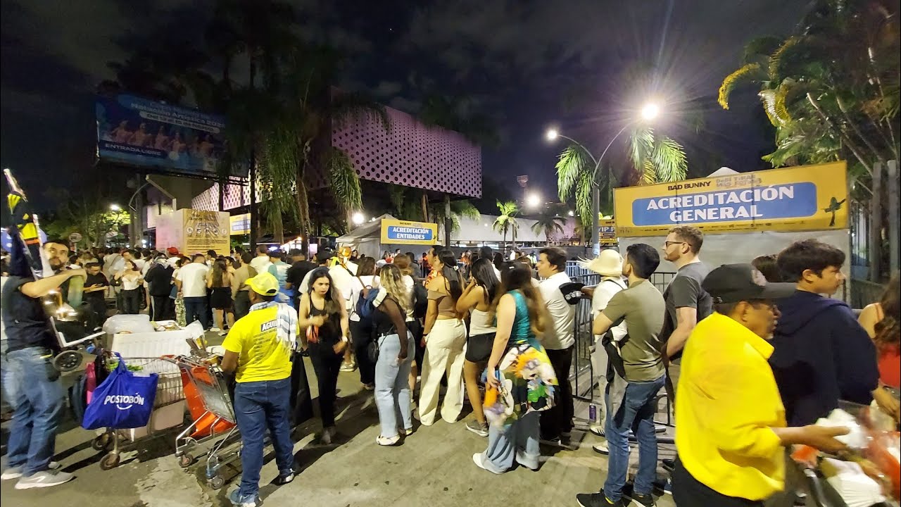 Concierto de Bad Bunny en Medellín. Filas interminables de gente. @BadBunnyPR 