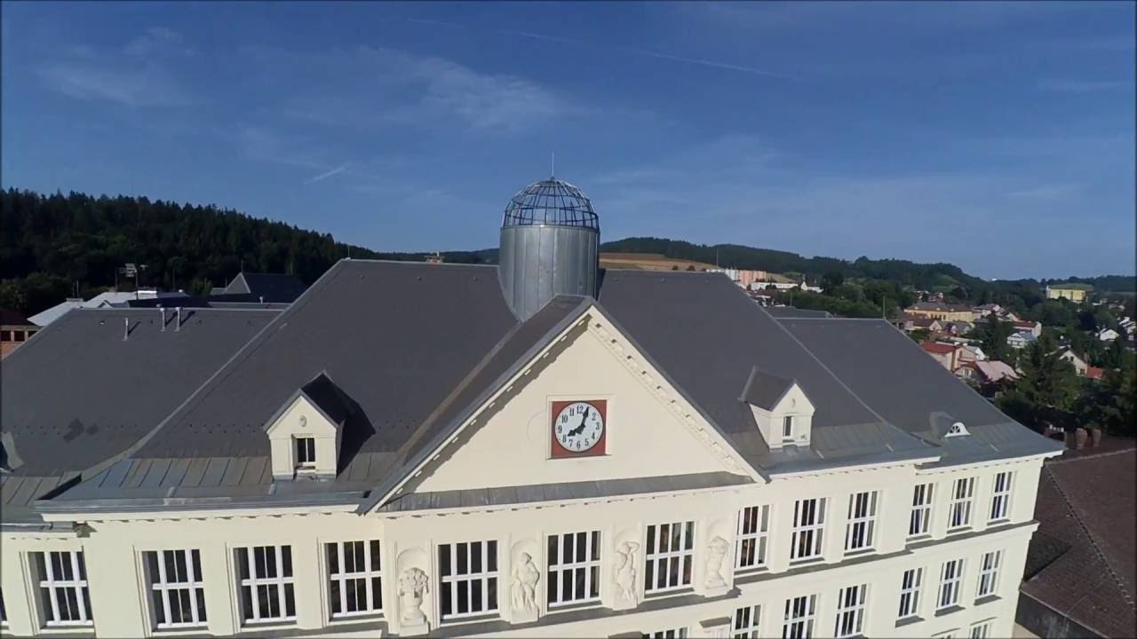 Lomnice nad Popelkou - Základní škola z ptačí perspektivy