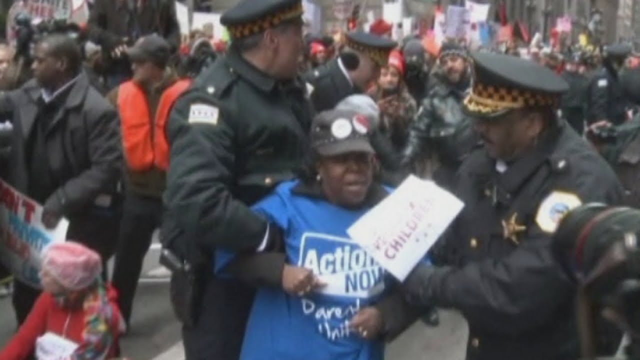 Chicago school closures: Hundreds detained during rally against school closures in Chicago