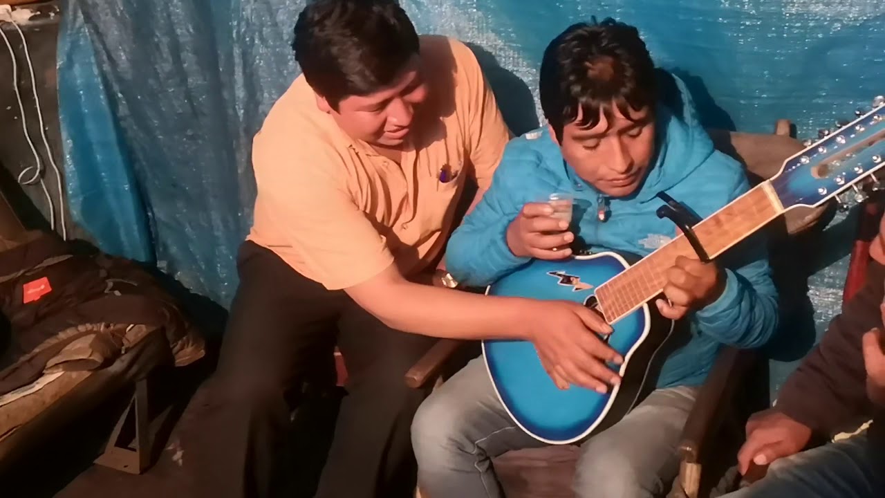 Cholo Juanito y Richard Douglas - Tocando Guitarra Bandurria