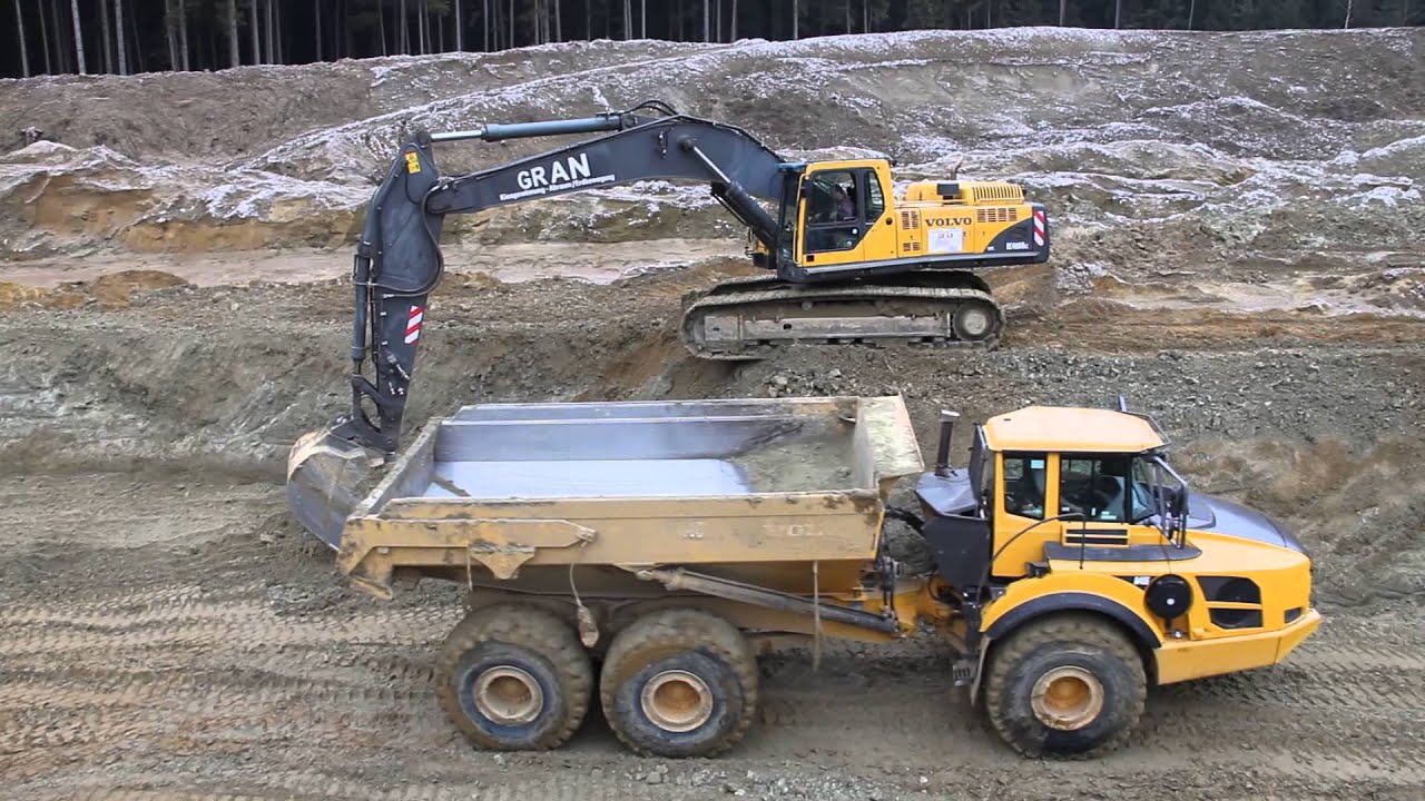 Volvo EC460B LC loading Volvo A40F