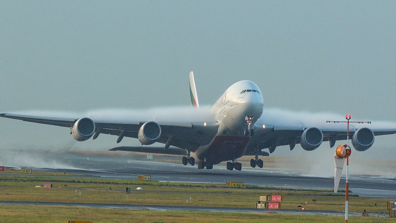 🛩️ MASSIVE Water Vapor Burst on Wings of Emirates A380 During Take Off at Sydney Airport!