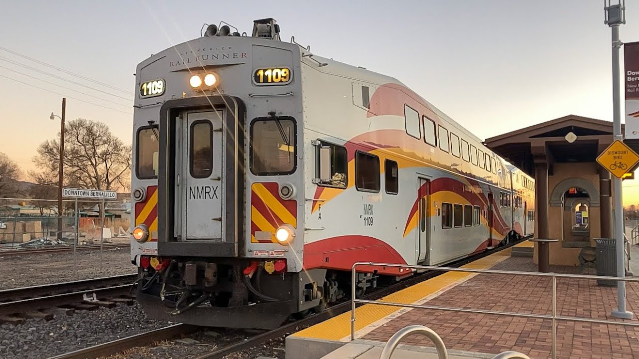 New Mexico Rail Runner commuter trains in Bernalillo, NM w/ near perfect meet!