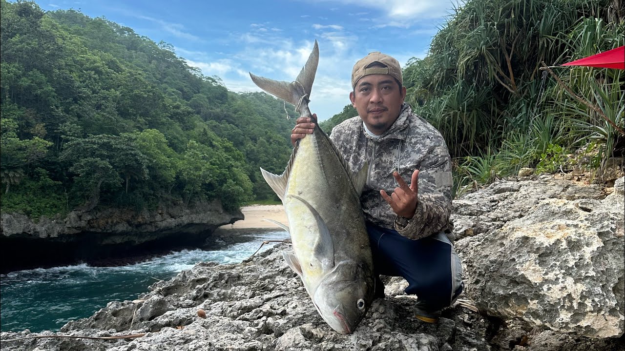 Strike liar gian travelly || mancing rockfishing pacitan || spot sarang ikan d pacitan 🔥🔥🔥