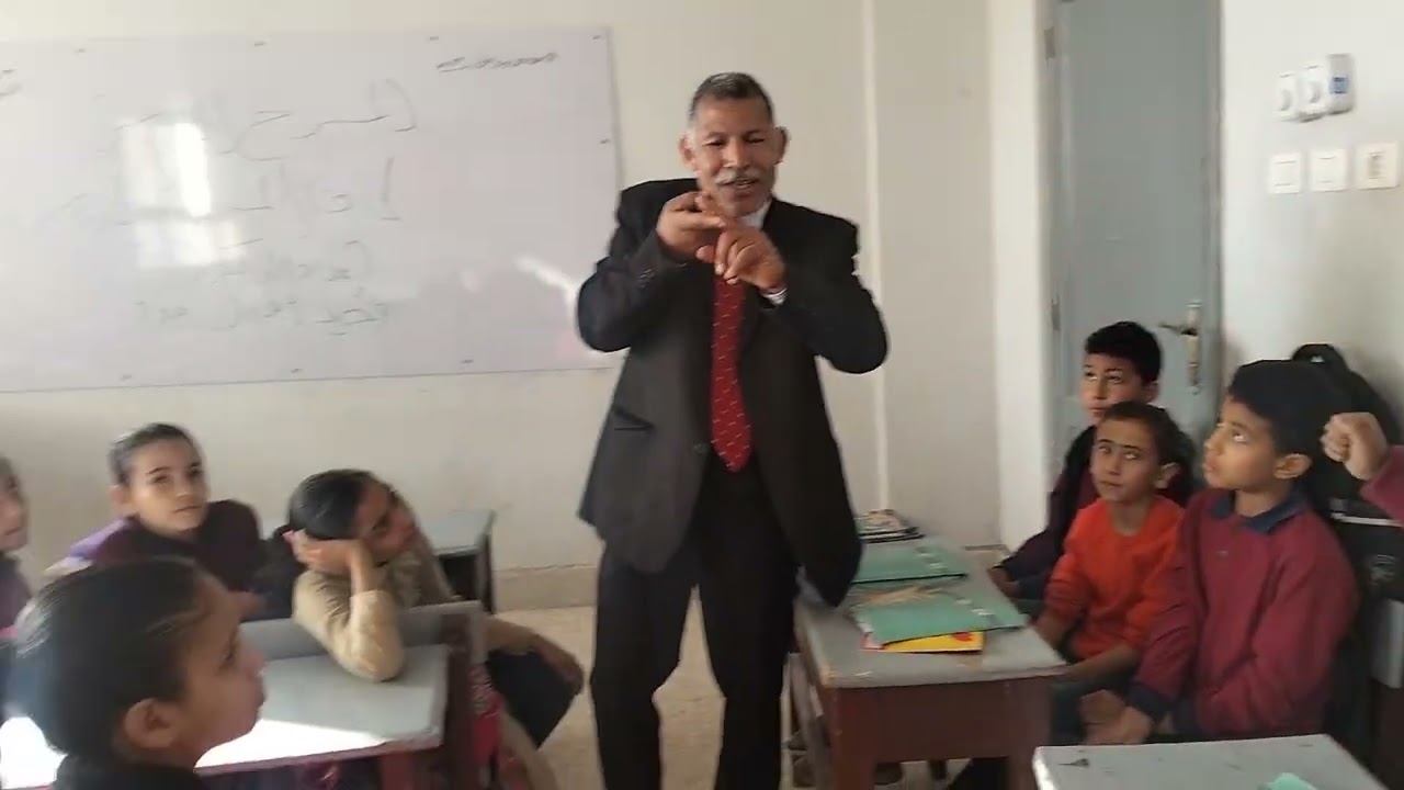 تدريب طلاب المرحلة  الابتدائية  علي المشاركة المسرحيه