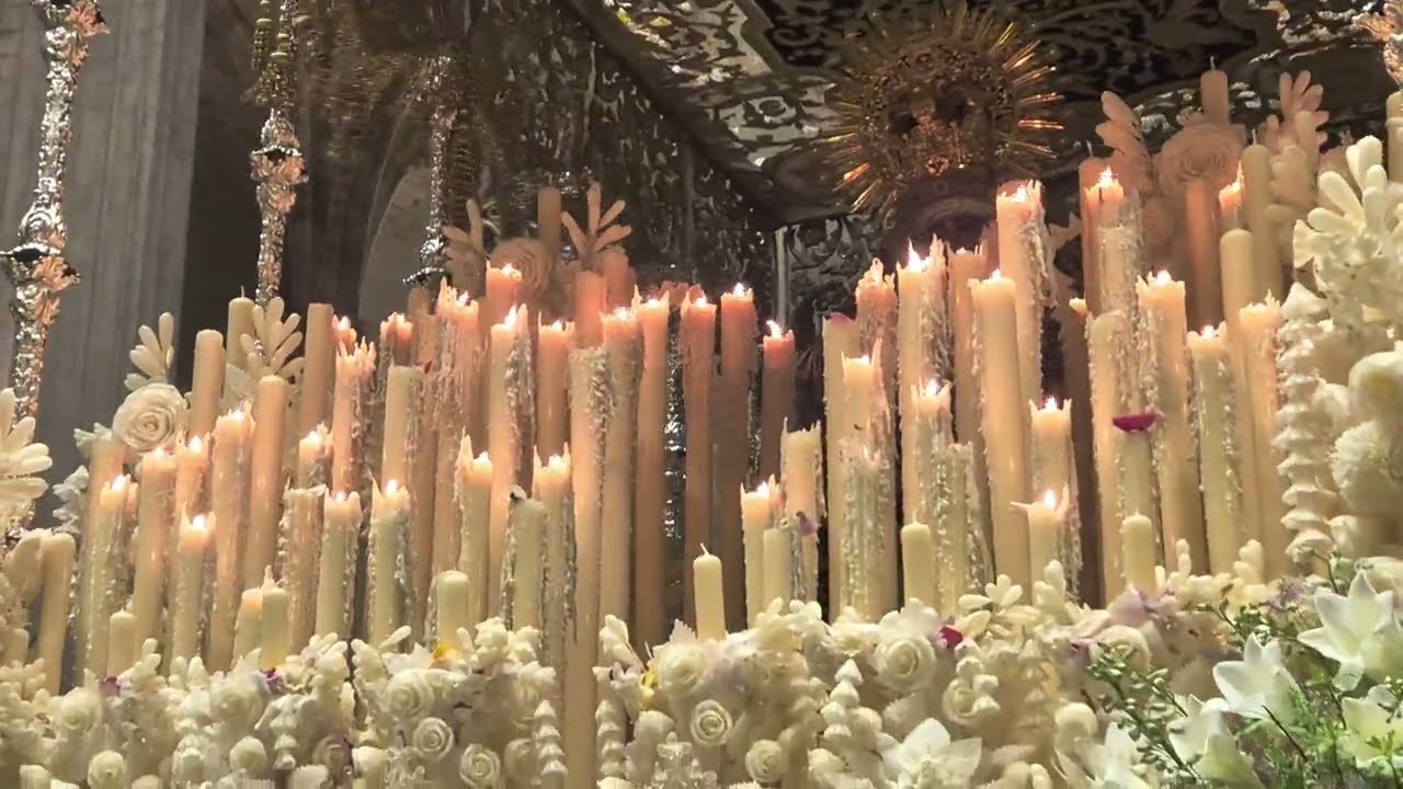 Esperanza de triana en el interior de la catedral traslado de la procesión magna de Sevilla.