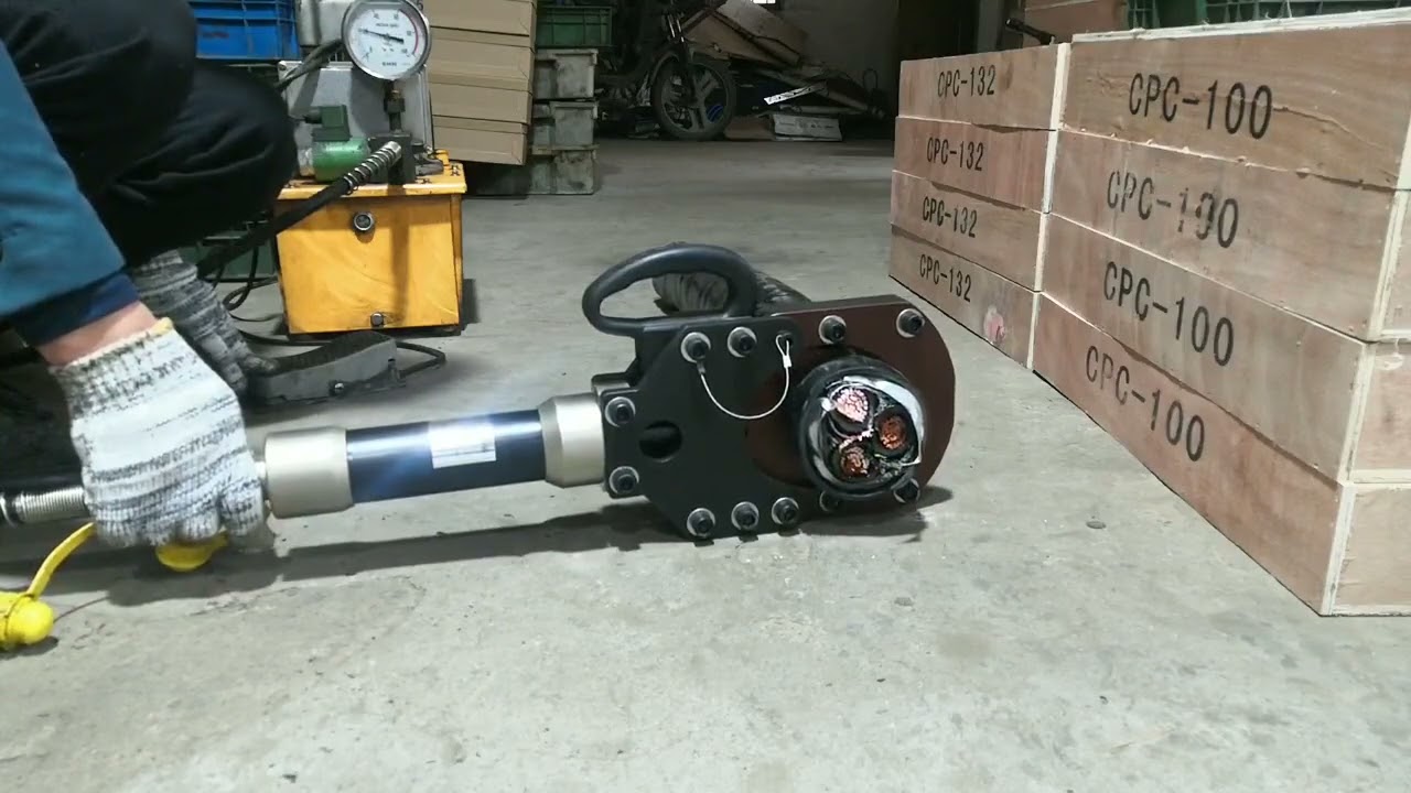 Hydraulic cable cutter and wire cutter
